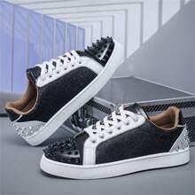 Zapatillas de hombre estilo zapatillas de metal y punk con remaches decorativos en el tacón y la punta, de corte bajo para skateboarding, diseño clásico a dos tonos en negro y blanco, de piel vegana sintética, puntera redonda, ligeras, antideslizantes, transpirables, suela blanda, versátiles para uso casual, deportes, correr, eventos y todas las estaciones