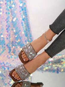 1 par de sandalias con decoración de diamantes sintéticos para mujeres de tallas grandes, sandalias planas elegantes y versátiles, de slip-on, antideslizantes, aptas para usar en casa y en exteriores de forma casual, hermosos zapatos de playa de verano para chicas, sencillas y hermosas sandalias de punta abierta, sandalias marrones, dignas, elegantes y a la moda, sandalias planas casuales para vacaciones