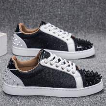 Zapatillas de hombre estilo zapatillas de metal y punk con remaches decorativos en el tacón y la punta, de corte bajo para skateboarding, diseño clásico a dos tonos en negro y blanco, de piel vegana sintética, puntera redonda, ligeras, antideslizantes, transpirables, suela blanda, versátiles para uso casual, deportes, correr, eventos y todas las estaciones