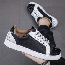 Zapatillas de hombre estilo zapatillas de metal y punk con remaches decorativos en el tacón y la punta, de corte bajo para skateboarding, diseño clásico a dos tonos en negro y blanco, de piel vegana sintética, puntera redonda, ligeras, antideslizantes, transpirables, suela blanda, versátiles para uso casual, deportes, correr, eventos y todas las estaciones