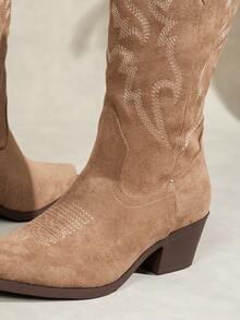 Botas cortas versátiles de moda para mujer, nuevas botas de otoño de punta puntiaguda, cómodas, de unicolor, con tacón grueso, antideslizantes, con bordados retro al estilo occidental, botas vaqueras