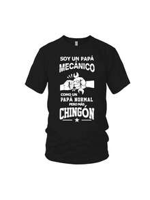 Playera para Hombre con Estampado "Papá Mecánico" | Camiseta Ideal para Padres Amantes de la Mecánica y los Autos | Diseño Original y Divertido para el Mejor Papá del Taller | Perfecta para el Día del Padre, Cumpleaños o Regalo Especial | Tela Suave, Cómoda y de Alta Calidad | Corte Clásico que se Ajusta a Diferentes Estilos | Tallas Disponibles S a XXL | Estilo Casual con Mensaje Orgulloso | Regalo Creativo para Papás Apasionados por Reparar, Armar y Ensuciarse las Manos | Look Masculino y Funcional | Playera con Frase Icónica que Rinde Homenaje a los Papás que Saben de Herramientas y Motores - Negro - Ver 2