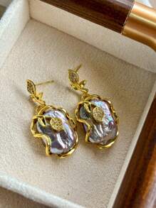 1 paire de boucles d'oreilles à tige en perle baroque naturelle vintage de haute qualité avec pendentif feuille dorée. Élégantes pour le port quotidien.