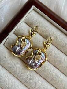 1 paire de boucles d'oreilles à tige en perle baroque naturelle vintage de haute qualité avec pendentif feuille dorée. Élégantes pour le port quotidien.