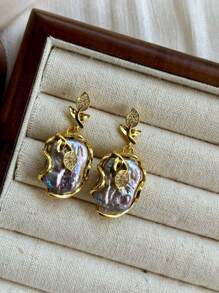 1 paire de boucles d'oreilles à tige en perle baroque naturelle vintage de haute qualité avec pendentif feuille dorée. Élégantes pour le port quotidien.