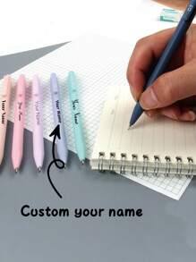 1 Crayon mécanique personnalisé qui non seulement a des fonctions pratiques, mais vous permet également de graver votre nom pour en faire un compagnon d'étude unique. Vous pouvez également imprimer des citations inspirantes pour vous motiver lorsque l'écriture devient fatigante.