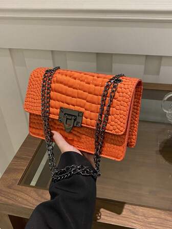 Enfärgad, trendig och mångsidig pendlingsväska med elegant axelrem