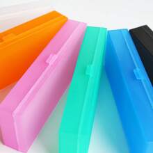 1 Set comprende: 1 scatola per cancelleria in plastica opaca, 5 matite, 1 gomma / 10 matite / 1 gomma jelly alla frutta. La scatola per cancelleria è realizzata in materiale PP opaco, durevole. Le matite sono in legno naturale semplice. La gomma jelly alla frutta è creativa, pulita e con meno briciole, tornare a scuola, forniture scolastiche, astuccio, zaino scolastico