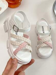 Un par de sandalias de verano para niños, con un diseño superior totalmente blanco, con decoración de flores tridimensionales, el centro de la flor incrustado con brillantes rhinestones, exquisito y llamativo. Diseño de hebilla de metal, fácil ajuste, para asegurar un ajuste cómodo. Suelas gruesas de moda y mayor estabilidad, fácil de caminar.