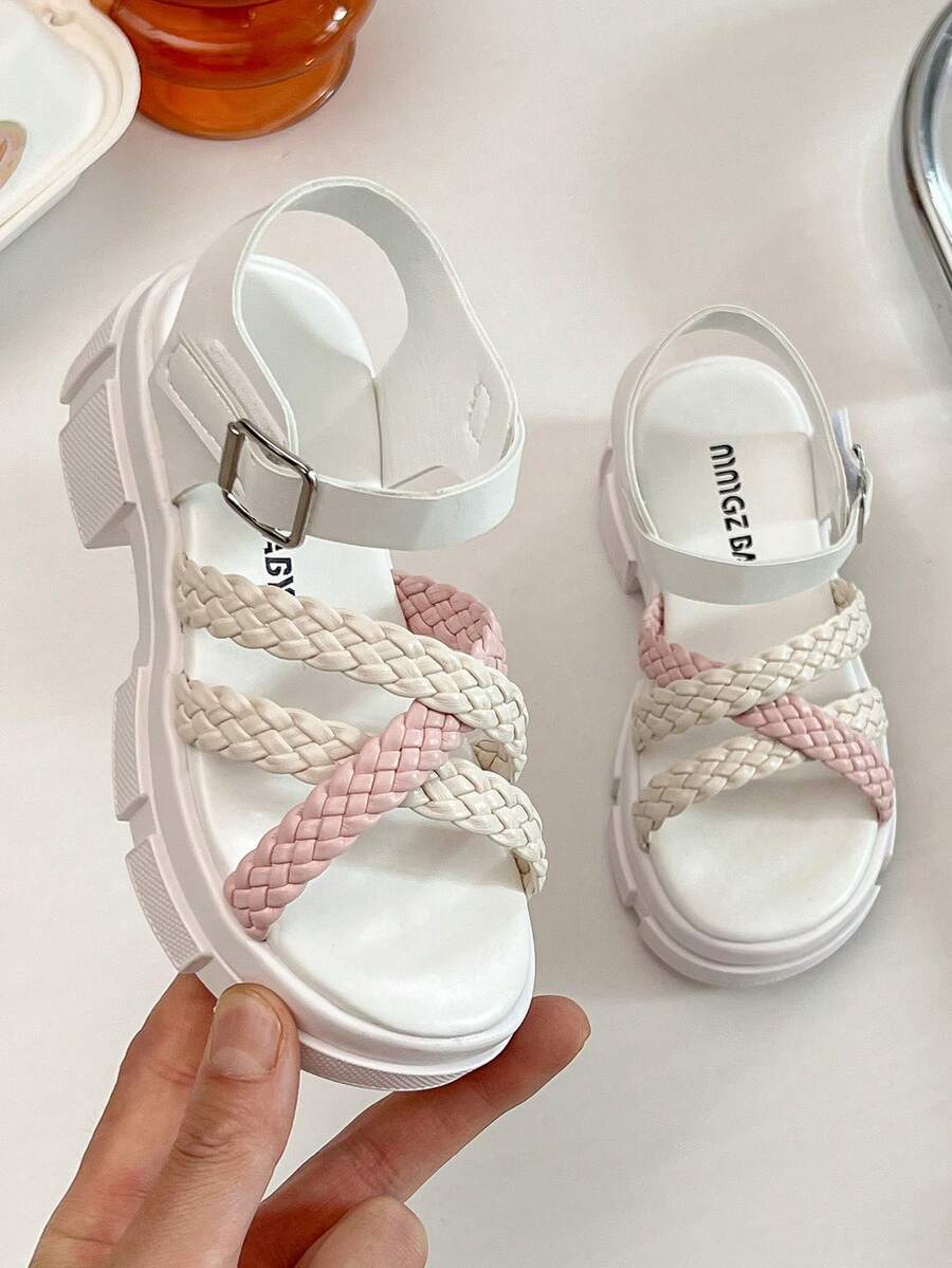 这款儿童夏季凉鞋采用纯白色鞋面设计，饰以立体花朵。花朵中心镶嵌闪亮水钻，更添精致吸睛之感。金属搭扣设计方便调节，确保穿着舒适。加厚鞋底时尚有型，行走更稳固，让孩子行走自如。 - 米色 - 查看 1