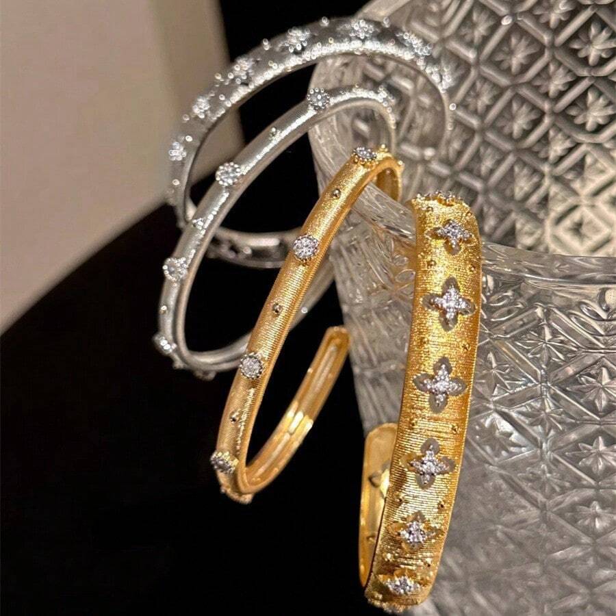 1 Stück Vintage Stil Armreif mit Vier-Blatt Blumen Muster, Luxus Design mit Strass und gebürstetem Metall für Frauen