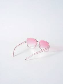 Tropiscape 1副欧美风大框时尚眼镜，可个性化定制，适合Y2K风格拍照、驾车、海滩度假等场合，营造轻松休闲的度假氛围，也是秋季、圣诞节、冬季圣诞节的理想礼物。