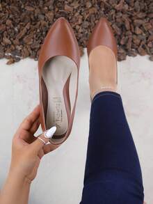 Zapatos tipo zapatilla de moda para mujer con tacón medio y cuadrado con acabado en mate, con punta cerrada y redonda, elegantes y sofisticados, ideal para eventos formales o casuales, fiestas, cenas elegantes, bodas, ofreciendo un toque de estilo y glamour resaltando la sofisticación en el calzado femenino. - Marrón - Ver 1