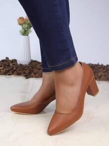 Zapatos tipo zapatilla de moda para mujer con tacón medio y cuadrado con acabado en mate, con punta cerrada y redonda, elegantes y sofisticados, ideal para eventos formales o casuales, fiestas, cenas elegantes, bodas, ofreciendo un toque de estilo y glamour resaltando la sofisticación en el calzado femenino. - Marrón - Ver 3