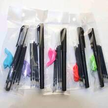 1 本凹槽快速书法练习册英文个性化圆体，成人硬笔书法练习贴纸，可重复使用的 3D 凹槽练习贴纸：通过精美的练习册提高您的英语写作技巧，包括 1 支笔 + 5 支替换芯 + 1 个黑色笔架，万圣节、圣诞节、圣诞礼物、新年礼物、学校用品、返校用品