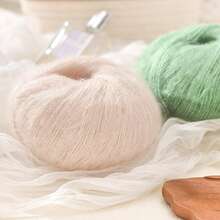 6个球，真丝马海毛纱线，细针织纱线，钩针镂空针织品，手工编织披肩开衫，手工纱线球。详情：4 6个球，马海毛纱线，细针织纱线，钩针镂空针织品，手工编织披肩开衫，手工纱线球