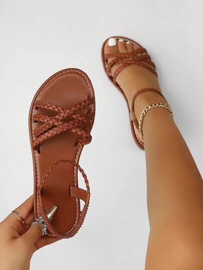 Nuevas sandalias planas con correa cruzada trenzada, zapatos de playa casuales y versátiles, livianos y cómodos, en color marrón, blanco y negro