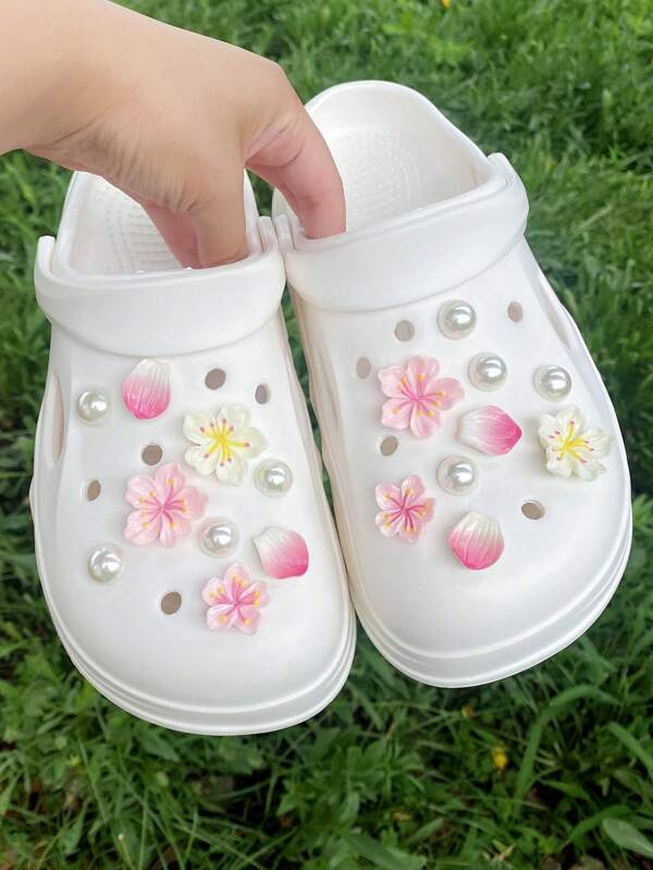 18 pièces Boucle de chaussure décorative en fleurs roses, fleurs blanches, pétales roses, perles ABS blanches. Accessoires multi-fonctionnels de clip de chaussure convenant aux sandales, tongs, sacs de plage des femmes. Excellent pour les cadeaux de vacances et d'anniversaire