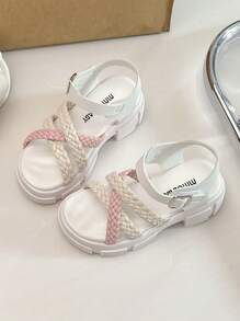 Un par de sandalias de verano para niños, con un diseño superior totalmente blanco, con decoración de flores tridimensionales, el centro de la flor incrustado con brillantes rhinestones, exquisito y llamativo. Diseño de hebilla de metal, fácil ajuste, para asegurar un ajuste cómodo. Suelas gruesas de moda y mayor estabilidad, fácil de caminar.