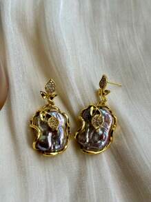 1 paire de boucles d'oreilles à tige en perle baroque naturelle vintage de haute qualité avec pendentif feuille dorée. Élégantes pour le port quotidien.