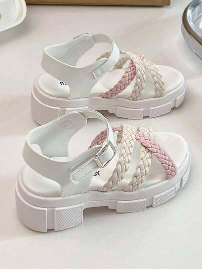 A Pair Of Summer Hot Sandals For Children, With A Pure White Upper Design, With Three-Dimensional Flower Decoration, Flower Center Inlaid With Shining Rhinestones, Exquisite Eye-Catching. Metal Buckle Design, Easy Adjustment, To Ensure A Comfortable Fit. Thick Soles Fashion And Increase Stability, Easy To Walk.