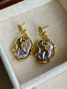 1 paire de boucles d'oreilles à tige en perle baroque naturelle vintage de haute qualité avec pendentif feuille dorée. Élégantes pour le port quotidien.