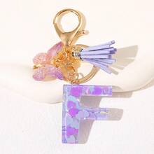 Geschenke für Thanksgiving, Weihnachten, Abschluss, Geburtstage und Feste - Niedliche Schlüsselanhänger mit Initialbuchstaben in lila, goldener Folien-Schlüsselanhänger-Charm mit Buchstaben und Schmetterling-Quaste, modischer Schlüsselanhänger als Geschenk für Frauen für Geldbörse, Tasche, Handtasche Dekoration