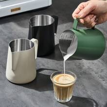 1 Pieza Jarra espumadora de café con leche, taza para espuma de leche, acero inoxidable 304, escala interna precisa, tanque de ordeño de boca precisa, control preciso de la velocidad de flujo de la espuma de leche, sensación cómoda, olla para espuma de leche, utensilios de espresso, exquisita alta calidad, duradero, opción de varios colores, accesorios de café para el hogar, la oficina y la vuelta al colegio de 350/600ml