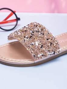 女童夏季水晶珍珠装饰沙滩拖鞋，时尚露趾平底公主凉鞋，适合儿童学生（手工制作的水晶位置可能略有不同，鞋底颜色随机）
