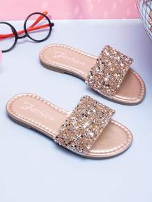 女童夏季水晶珍珠装饰沙滩拖鞋，时尚露趾平底公主凉鞋，适合儿童学生（手工制作的水晶位置可能略有不同，鞋底颜色随机）