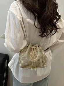 这款迷你时尚纯色水桶包，是一款百搭优雅的链条单肩包，适合购物、携带钱包、休闲外出等场合，尤其适合年轻女性、大学生、职场新人、白领人士。同时，也非常适合办公室、大学、工作、商务、通勤、户外活动、旅行和郊游等各种场合。 - 金色 - 查看 6