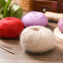 6个球，真丝马海毛纱线，细针织纱线，钩针镂空针织品，手工编织披肩开衫，手工纱线球。详情：4 6个球，马海毛纱线，细针织纱线，钩针镂空针织品，手工编织披肩开衫，手工纱线球