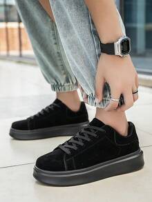 男士休闲卡其色PU拼接系带运动鞋，简约复古风格，适合日常通勤、户外活动、四季皆宜，穿着舒适，适合搭配牛仔裤等运动装束。 - 黑色 - 查看 9