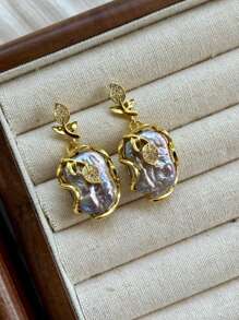 1 paire de boucles d'oreilles à tige en perle baroque naturelle vintage de haute qualité avec pendentif feuille dorée. Élégantes pour le port quotidien.