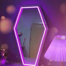 1 pièce Miroir lumineux en forme de cercueil - 23*42,4 cm/9*16,7 po - Alimenté par USB - Luminosité réglable - Miroir mural LED violet, blanc, rouge - Facile à monter - Décoration murale - Art mural - Décoration polyvalente - Convient pour la fête, la maison, la chambre, le bar, le bureau, etc. - Créez des souvenirs uniques ! Un excellent cadeau pour vous et vos proches.