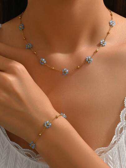 1 套浪漫法式不锈钢珠宝套装，配有串珠花朵装饰，适合女性在约会或正式场合佩戴，也是一份很棒的礼物