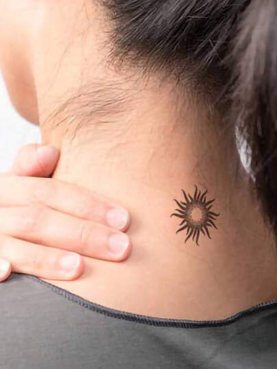 黑色极简太阳图腾逼真个性化防水临时纹身贴纸，采用持久耐用的墨水制成，适用于手臂、胸部、背部、手部、腿部等身体部位，男女通用