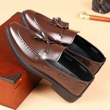 (Eine Nummer kleiner empfohlen) Neue Herren Business Anzugschuhe, einfache schwarze Arbeitsschuhe, Slip-On Loafer, weiches Leder, weiche Sohle, bequem, Lässig, Lederschuhe, weiche Sohle, bequem, atmungsaktiv, rutschfest, geeignet für Partys, Abschlussfeierlichkeiten, Hochzeiten, Autofahren, Spazierengehen, vielseitige Herrenschuhe