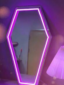 1 pièce Miroir lumineux en forme de cercueil - 23*42,4 cm/9*16,7 po - Alimenté par USB - Luminosité réglable - Miroir mural LED violet, blanc, rouge - Facile à monter - Décoration murale - Art mural - Décoration polyvalente - Convient pour la fête, la maison, la chambre, le bar, le bureau, etc. - Créez des souvenirs uniques ! Un excellent cadeau pour vous et vos proches.