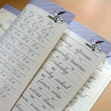 1 本凹槽快速书法练习册英文个性化圆体，成人硬笔书法练习贴纸，可重复使用的 3D 凹槽练习贴纸：通过精美的练习册提高您的英语写作技巧，包括 1 支笔 + 5 支替换芯 + 1 个黑色笔架，万圣节、圣诞节、圣诞礼物、新年礼物、学校用品、返校用品