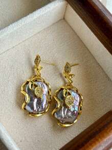 1 paire de boucles d'oreilles à tige en perle baroque naturelle vintage de haute qualité avec pendentif feuille dorée. Élégantes pour le port quotidien.
