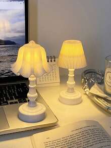 1 Stück Europäischer Retro Mini Tischlampe - Warmweiße LED Beleuchtung Nachtlicht, batteriebetriebene Lampe mit weichem Licht zum Schutz der Augen, Dekoration für Feiertage, Partys, perfektes Geburtstagsgeschenk, Palast-Stil Lampe, Schlafzimmerdekoration - Blumen Atmosphäre Licht, ideale Schreibtisch- und Nachttischdekor, Geschenk für Vater-/Muttertag, Büro Dekoration Lampe, für Schlafzimmer, Zimmer, Wohnzimmer, Küche, Schreibtisch, Hochzeit, Wohndekoration, INS-Stil dekorative Lampe, einfach kreative Blütenknospen Mini Tischlampe