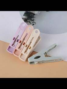 20 قطعة مشابك ملابس بلاستيكية صغيرة، مشابك تعليق الملابس المنزلية للملابس الداخلية والجوارب، مشابك بلاستيكية ملونة مقاومة للرياح - مشابك تجفيف - مشابك صغيرة متعددة الألوان - متعدد الألوان - مشاهدة 3