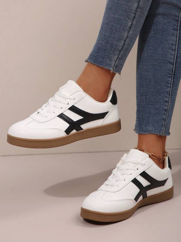 Nouvelles baskets blanches décontractées rétro pour femmes, avec semelle et surface souples. Chaussures en canevas respirantes pour le printemps, l'automne et toute la saison. Baskets plates décontractées bicolores pour femmes. Chaussures de sport décontractées pour femmes. Chaussures pour étudiantes. Baskets blanches