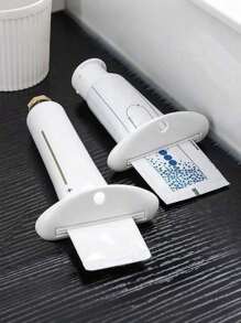 1 set de 24 pièces de style court mignon, étoiles bleues cool avec un design en diamant et feuille d'or. Des bandes de gelée pour ongles pouvant être portées facilement. Convient pour les filles et les étudiantes. Kit d'outils pour Nail Art