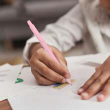1 Crayon mécanique personnalisé qui non seulement a des fonctions pratiques, mais vous permet également de graver votre nom pour en faire un compagnon d'étude unique. Vous pouvez également imprimer des citations inspirantes pour vous motiver lorsque l'écriture devient fatigante.