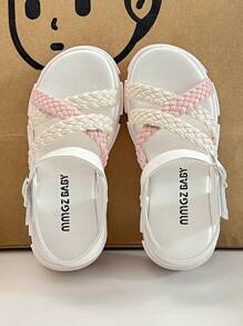 Un par de sandalias de verano para niños, con un diseño superior totalmente blanco, con decoración de flores tridimensionales, el centro de la flor incrustado con brillantes rhinestones, exquisito y llamativo. Diseño de hebilla de metal, fácil ajuste, para asegurar un ajuste cómodo. Suelas gruesas de moda y mayor estabilidad, fácil de caminar.