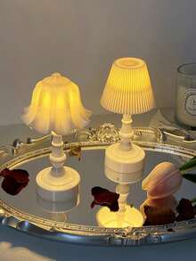 1 Stück Europäischer Retro Mini Tischlampe - Warmweiße LED Beleuchtung Nachtlicht, batteriebetriebene Lampe mit weichem Licht zum Schutz der Augen, Dekoration für Feiertage, Partys, perfektes Geburtstagsgeschenk, Palast-Stil Lampe, Schlafzimmerdekoration - Blumen Atmosphäre Licht, ideale Schreibtisch- und Nachttischdekor, Geschenk für Vater-/Muttertag, Büro Dekoration Lampe, für Schlafzimmer, Zimmer, Wohnzimmer, Küche, Schreibtisch, Hochzeit, Wohndekoration, INS-Stil dekorative Lampe, einfach kreative Blütenknospen Mini Tischlampe