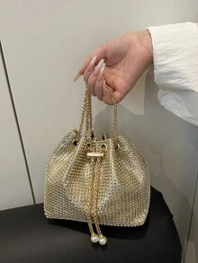 这款迷你时尚纯色水桶包，是一款百搭优雅的链条单肩包，适合购物、携带钱包、休闲外出等场合，尤其适合年轻女性、大学生、职场新人、白领人士。同时，也非常适合办公室、大学、工作、商务、通勤、户外活动、旅行和郊游等各种场合。 - 金色 - 查看 4