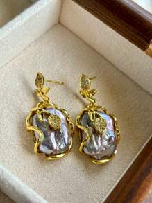 1 paire de boucles d'oreilles à tige en perle baroque naturelle vintage de haute qualité avec pendentif feuille dorée. Élégantes pour le port quotidien.